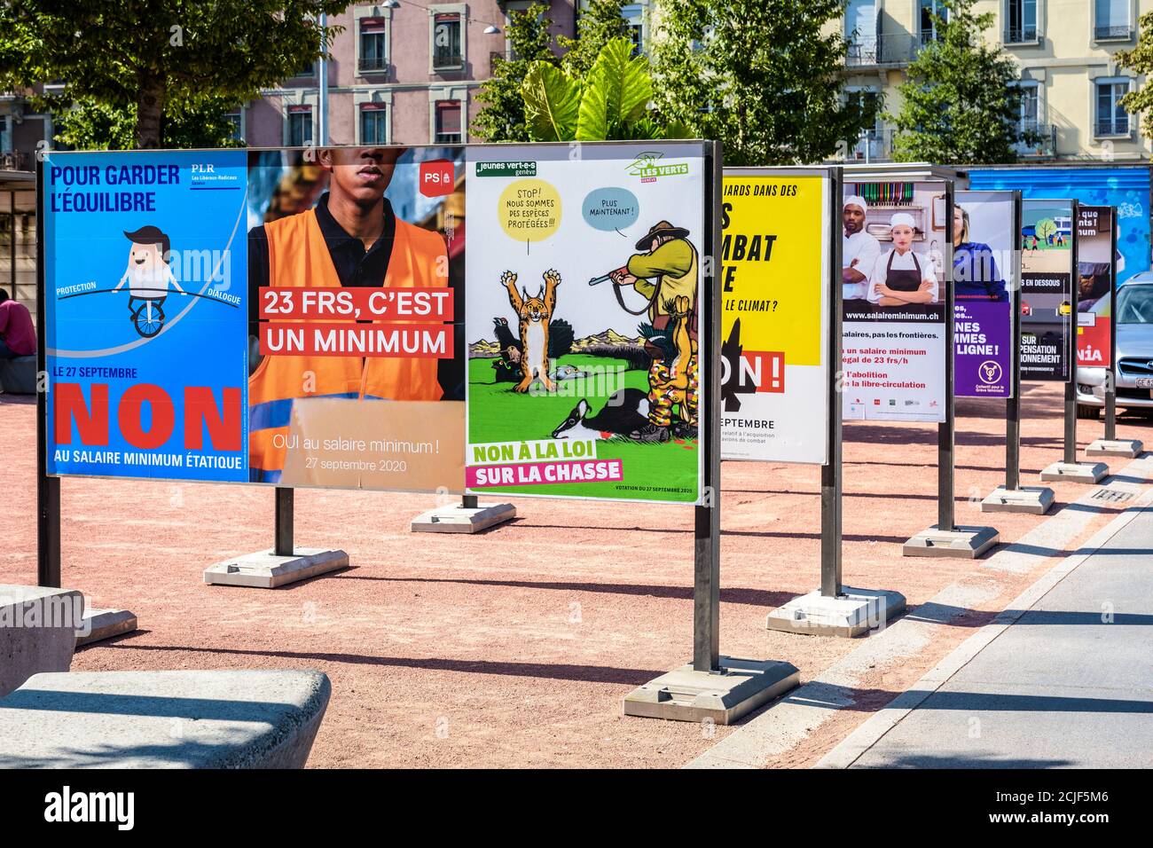 Des affiches de référendum pour le vote populaire du 20 septembre 2020 sont affichées sur des panneaux alignés sur la plaine du Plainpalais à Genève, en Suisse Banque D'Images