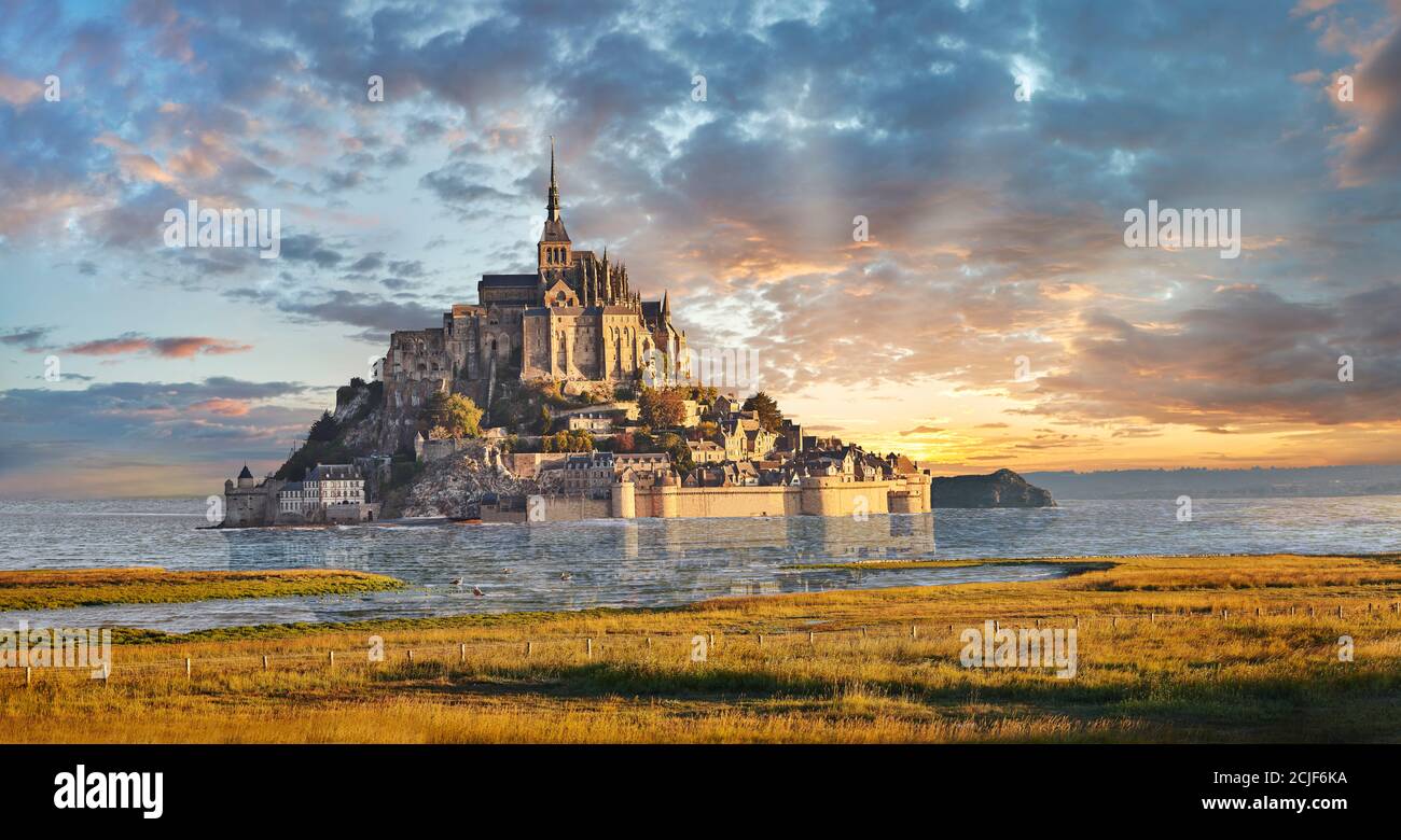 Vue panoramique au coucher du soleil sur l'île marécageuse du Mont Saint Michel à marée haute entourée et son abbaye médiévale de Saint Michel. Normandie France. La tid Banque D'Images