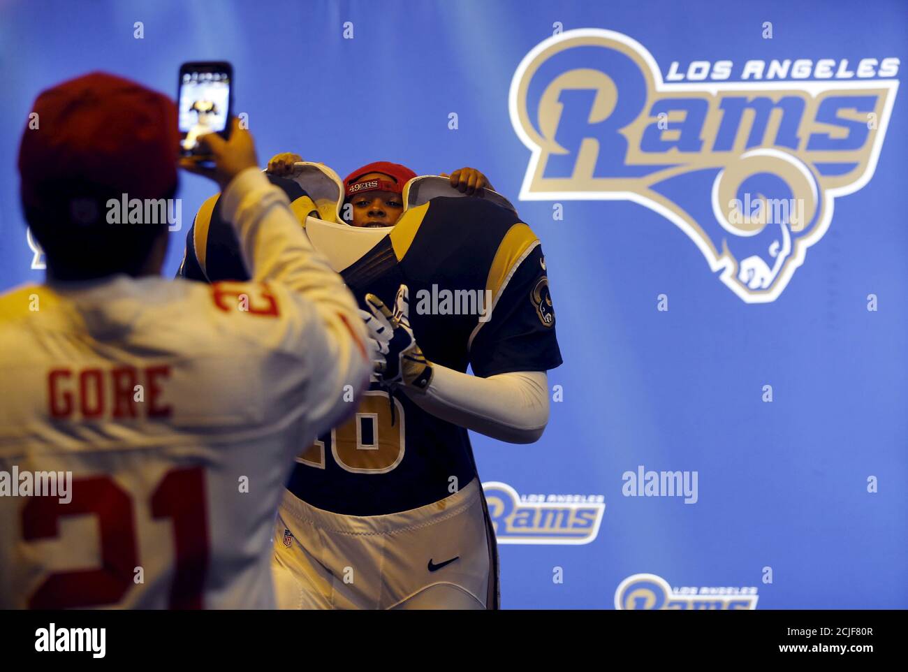 Sterling, cinq ans, pose avec un mannequin Los Angeles Rams alors que son père prend une photo lors d'une visite à l'expérience NFL , une attraction Super Bowl 50 à San Francisco, Californie, le 5 février 2016. REUTERS/Mike Blake Banque D'Images