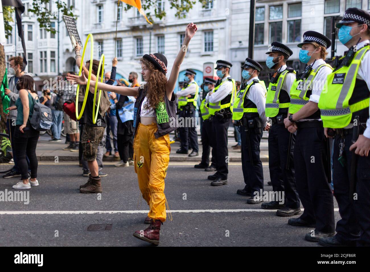 Manifestant dansant avec hula hoop, « Rebels for Amazonia » extinction Rebellion march on Indigenous Womens Day, Londres, 5 septembre 2020 Banque D'Images