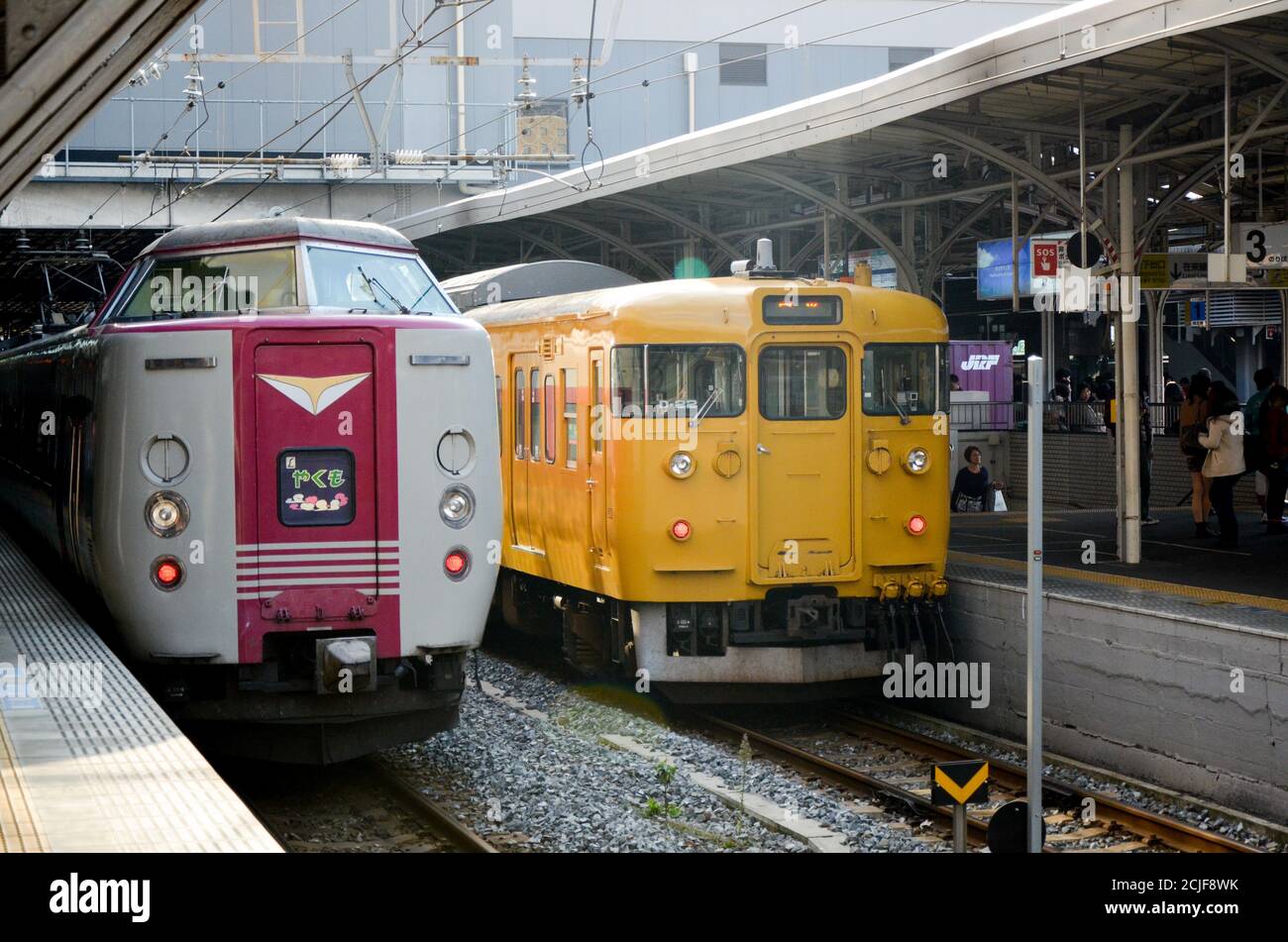 Un train de la série 381 (381系, 381-kei) et un J.R. Train de banlieue série 115-2000 à la gare de Kurashiki. Banque D'Images