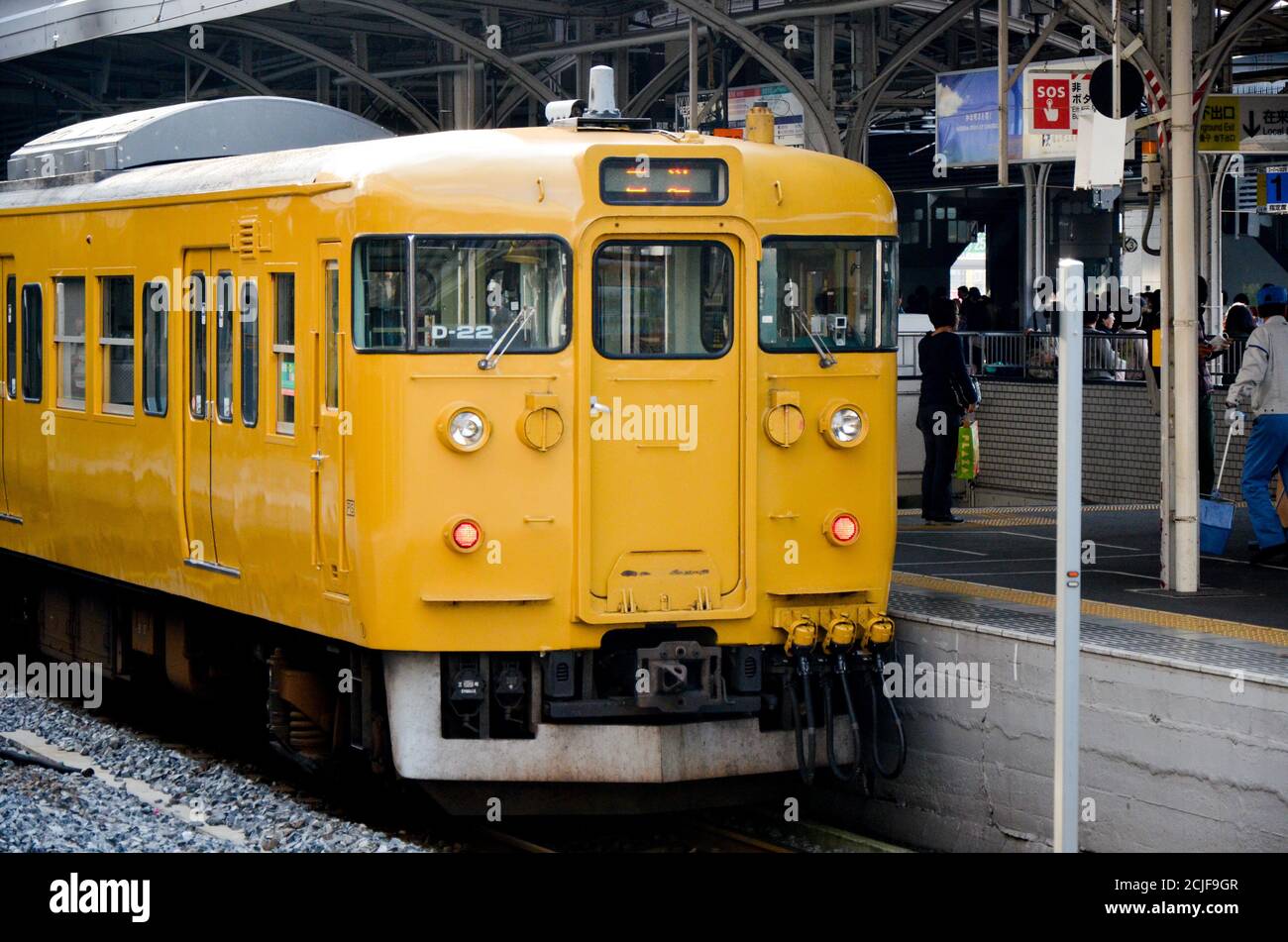 UN J.R. Train de banlieue série 115-2000 à la gare de Kurashiki. Banque D'Images