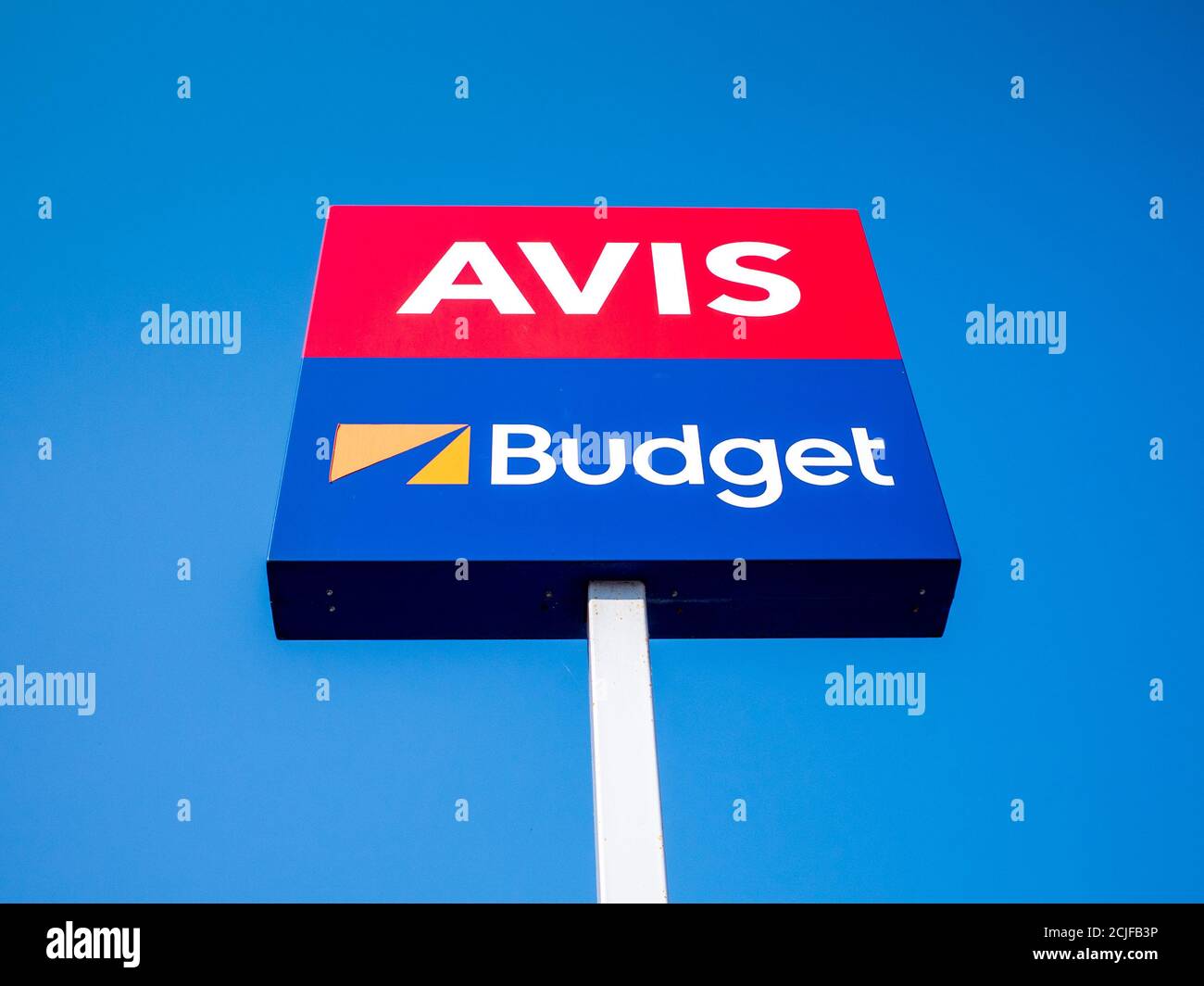 Avis Budget Group - signe de location de voitures Avis et Budget contre un ciel bleu. Banque D'Images