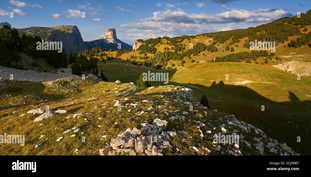 Mont Aiguille et les hauts plateaux du Vercors en automne au coucher du soleil (panoramique). Parc naturel régional du Vercors, Isère, Rhône-Alpes, Alpes, France Banque D'Images