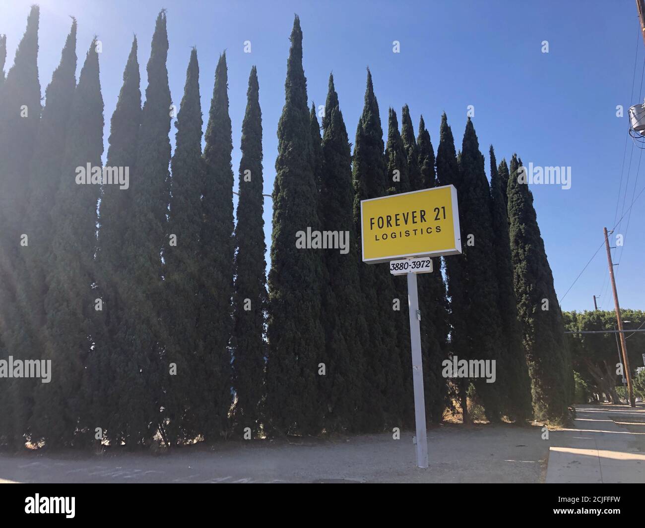Un panneau à l'extérieur du siège social du détaillant de vêtements Forever  21 est vu à Los Angeles, Californie, États-Unis le 30 septembre 2019.  REUTERS/Lisa Baertlein Photo Stock - Alamy