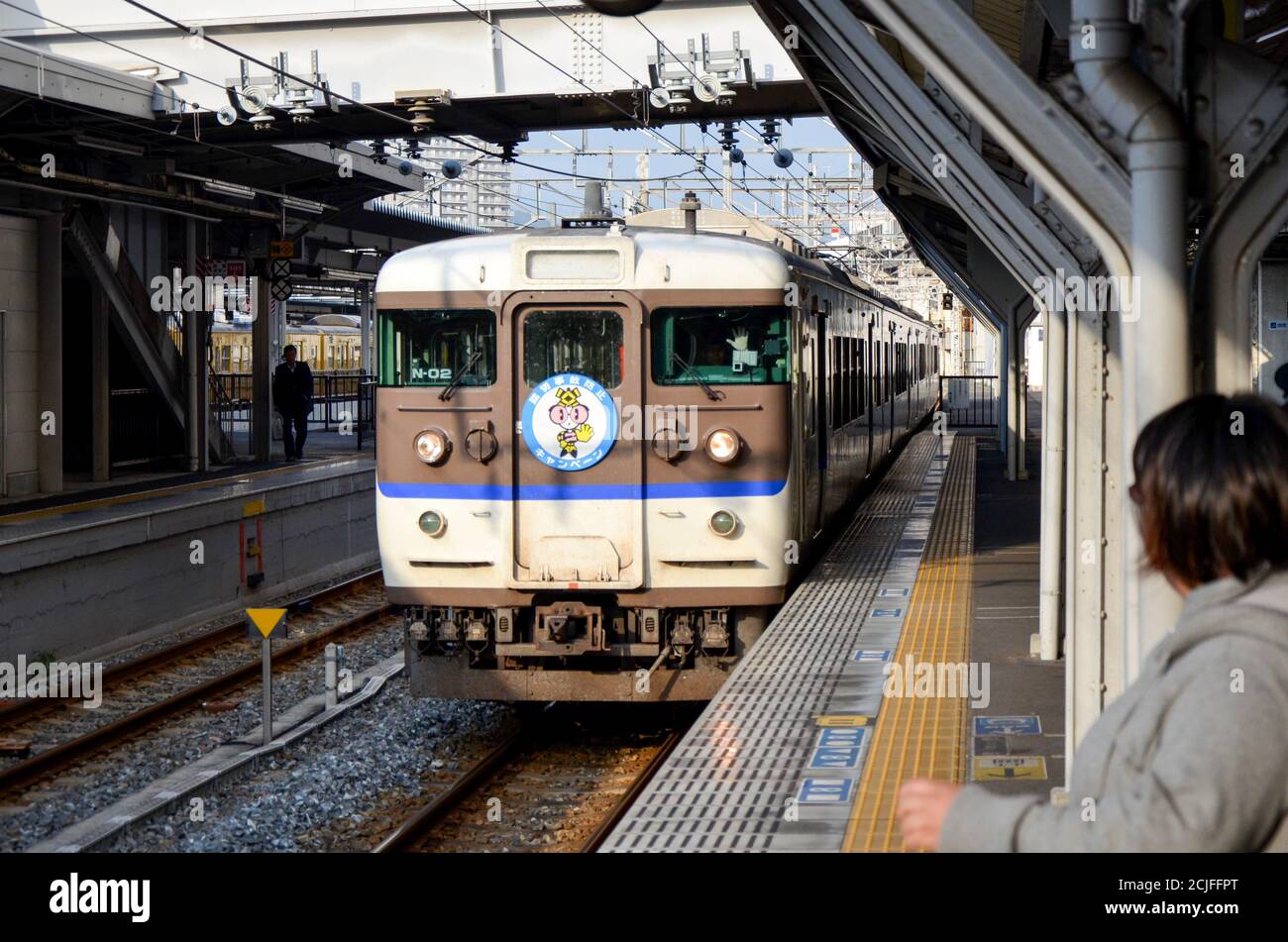 UN J.R. Train de banlieue série 115-2000 à la gare de Kurashiki. Banque D'Images
