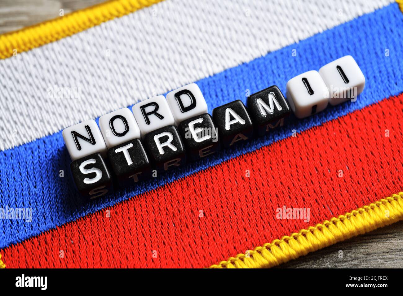Lettre cubes formant les mots Nord Stream 2 sur le drapeau de la Russie, gazoduc Nord Stream 2 Banque D'Images