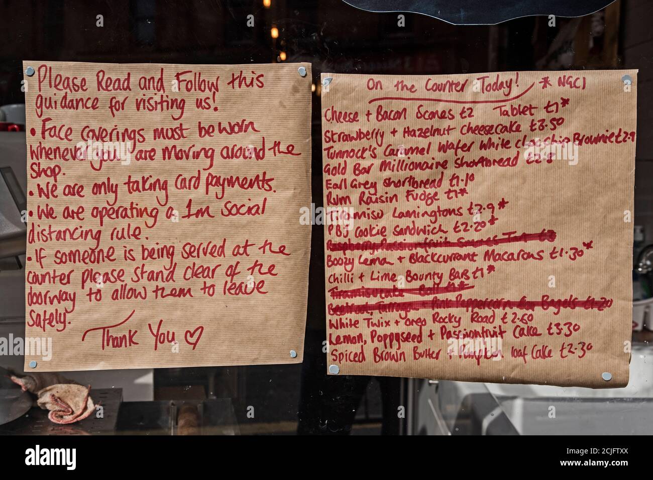 Règles manuscrites de covid et liste de gâteaux dans la fenêtre de la boulangerie à Bread Street, Édimbourg, Écosse, Royaume-Uni. Banque D'Images