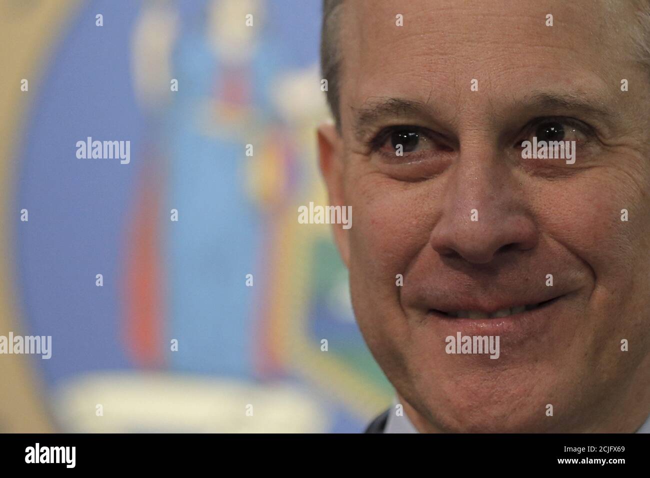 Le procureur général de New York, Eric Schneiderman, parle lors d'une conférence de presse sur les sociétés de sports de fantaisie FanDuel et rapporteur pour avis Kings à New York le 21 mars 2016. REUTERS/Brendan McDermid Banque D'Images