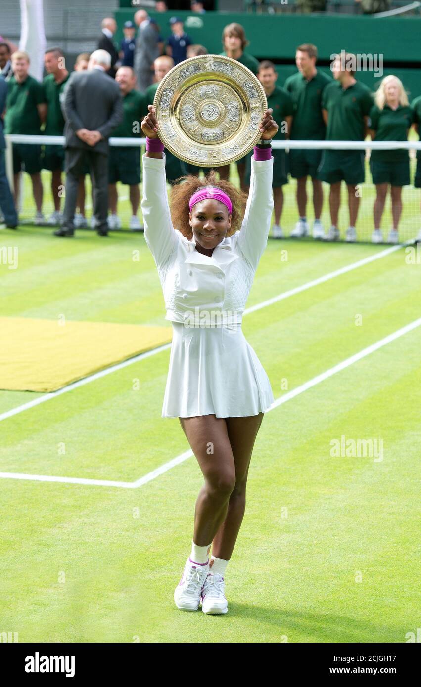 Serena Williams célèbre la victoire des Championnats de tennis Wimbledon Dames final Wimbledon, Londres. - 30/6/2012 CRÉDIT PHOTO : © MARK PAIN Banque D'Images