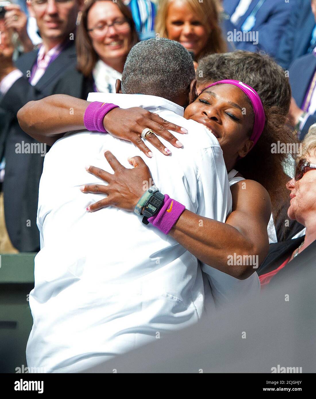 Serena Williams célèbre la victoire de la finale des femmes de Wimbledon avec son père Richard Williams - 30/6/2012 PIC CREDIT : MARK PAIN Banque D'Images