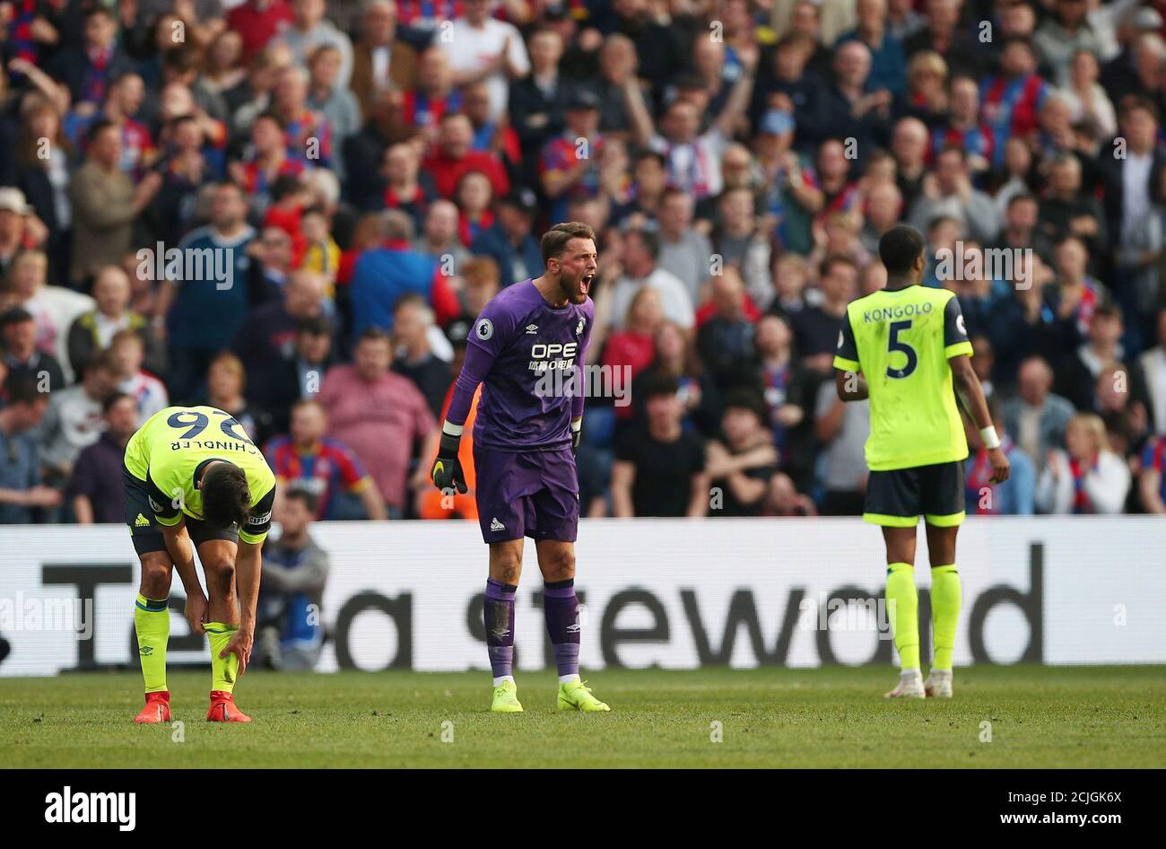Football football - Premier League - Crystal Palace v Huddersfield Town - Selhurst Park, Londres, Grande-Bretagne - 30 mars 2019 les joueurs de Huddersfield Town réagissent après que Luka Milivojevic ait terminé leur premier but REUTERS/Hannah McKay À USAGE ÉDITORIAL EXCLUSIF. Aucune utilisation avec des fichiers audio, vidéo, données, listes de présentoirs, logos de clubs/ligue ou services « en direct » non autorisés. Utilisation en ligne limitée à 75 images, pas d'émulation vidéo. Aucune utilisation dans les Paris, les jeux ou les publications de club/ligue/joueur unique. Veuillez contacter votre représentant de compte pour plus de détails. Banque D'Images