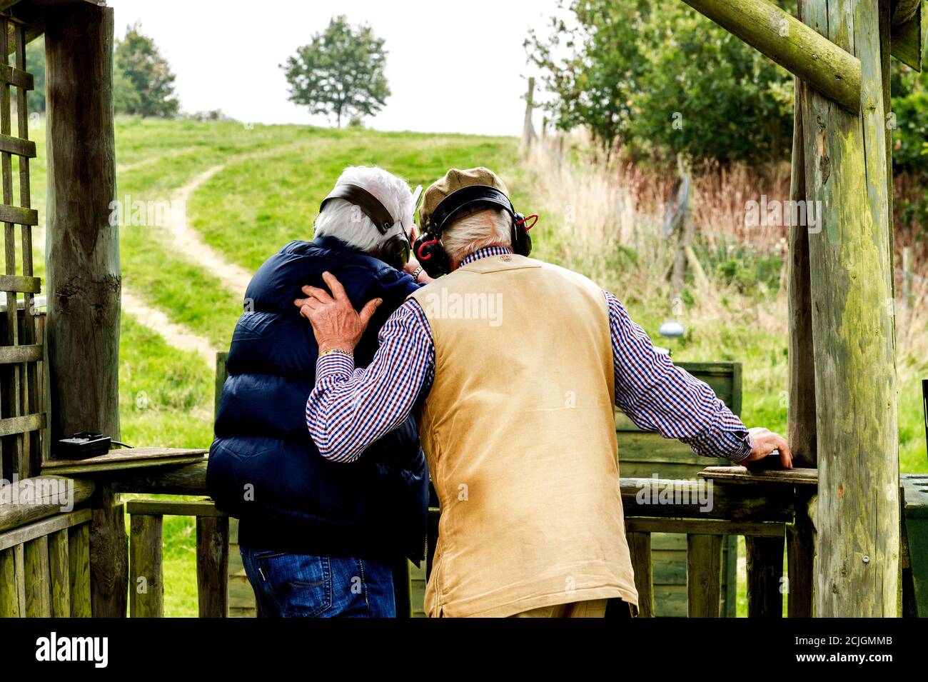Femme le tir au pigeon d'argile avec de l'enseignement ; Frau beim Tontaubenschießen mit Unterweisung Banque D'Images