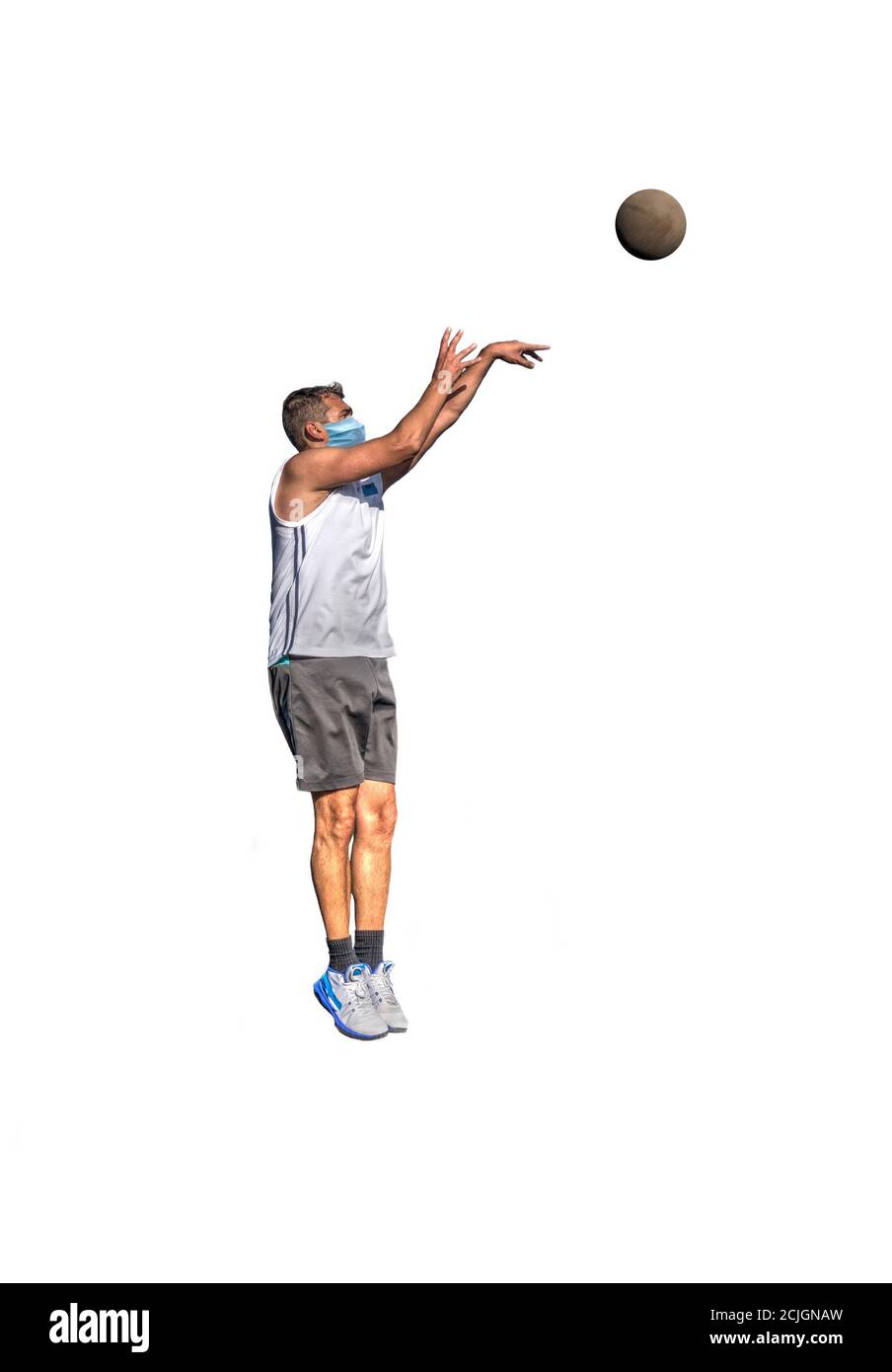 Joueur de basket-ball avec masque de protection contre les virus de tir un  coup de saut sur fond blanc Photo Stock - Alamy