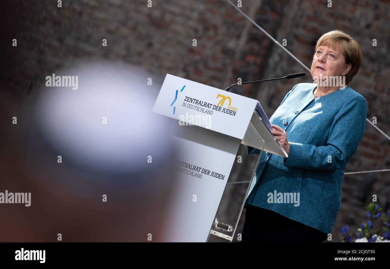 Berlin, Allemagne. 15 septembre 2020. La chancelière Angela Merkel (CDU) prend la parole lors de la cérémonie marquant le 70e anniversaire du Conseil central des Juifs dans la cour de la Nouvelle Synagogue. Le Conseil central des Juifs en Allemagne a été fondé le 19 juillet 1950 à Francfort-sur-le-main. Credit: Bernd von Jutrczenka/dpa Pool/dpa/Alay Live News Banque D'Images
