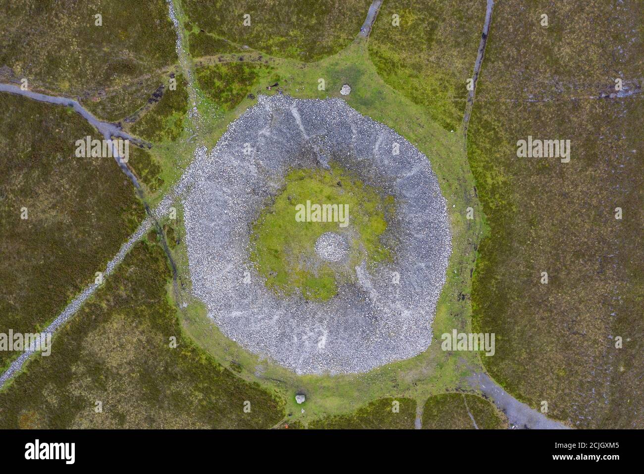 Images aériennes du tombeau de passage, cairn et cairn de la reine Maeve sur Knocknarea (Cnoc na RI) dans le comté de Sligo, en Irlande Banque D'Images