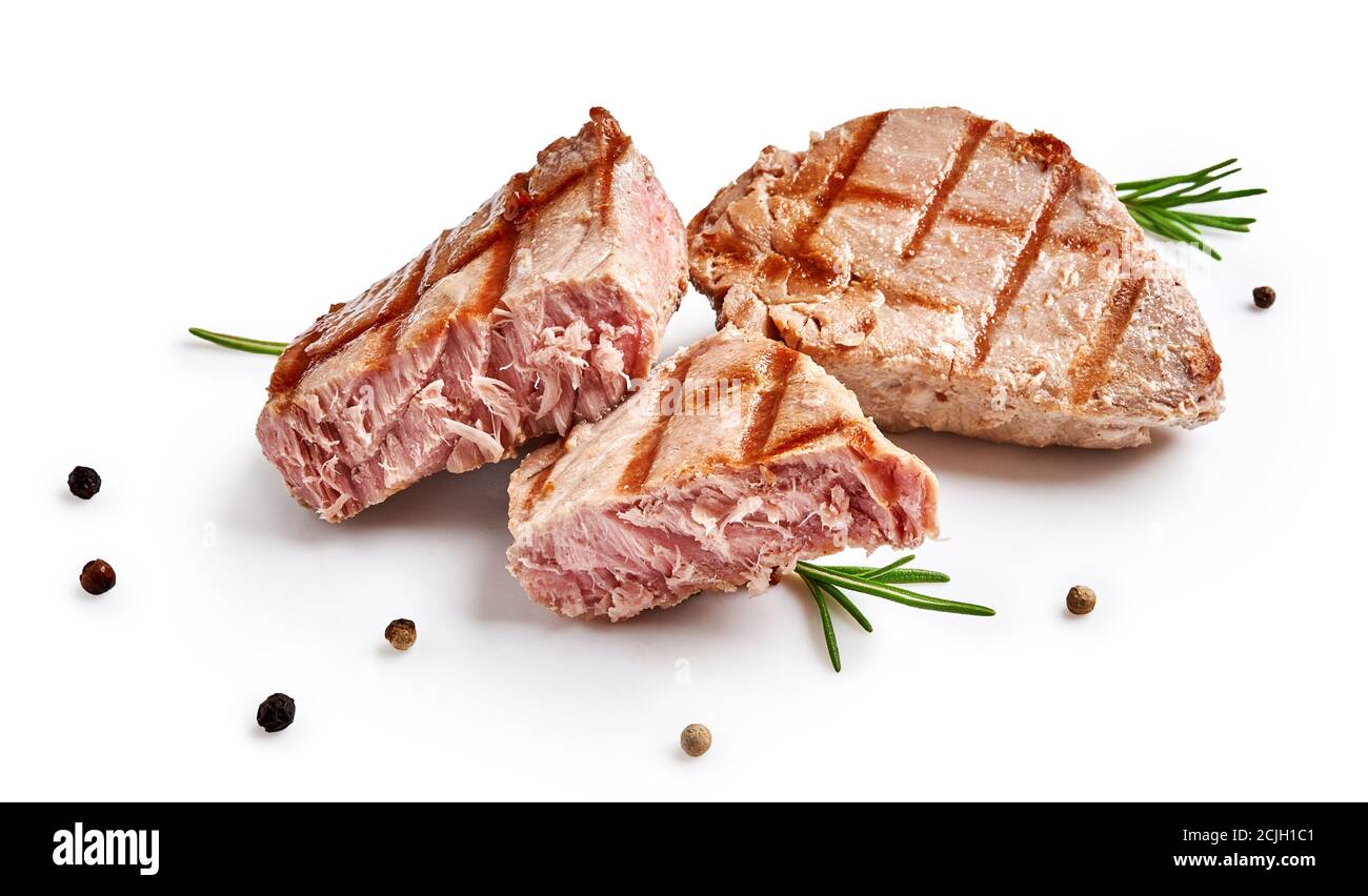 Deux steaks de thon grillé au romarin et aux épices, isolés sur du blanc. Tranches de thon aux herbes. Banque D'Images