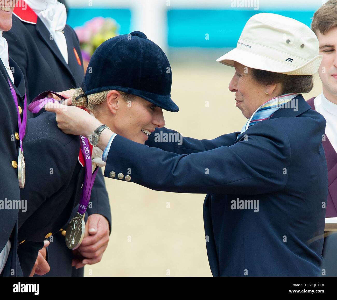Zara Phillips reçoit sa médaille d'argent de sa mère, la princesse Anne. Jeux Olympiques de Londres 2012. CRÉDIT PHOTO : MARK PAIN / ALAMY Banque D'Images