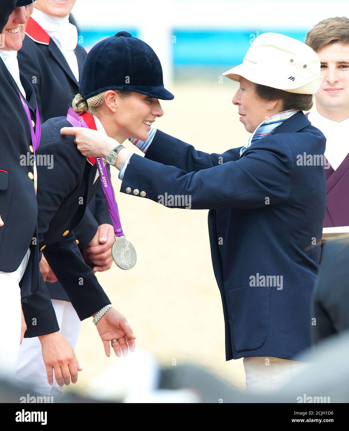 Zara Phillips reçoit sa médaille d'argent de sa mère, la princesse Anne. Jeux Olympiques de Londres 2012. CRÉDIT PHOTO : MARK PAIN / ALAMY Banque D'Images
