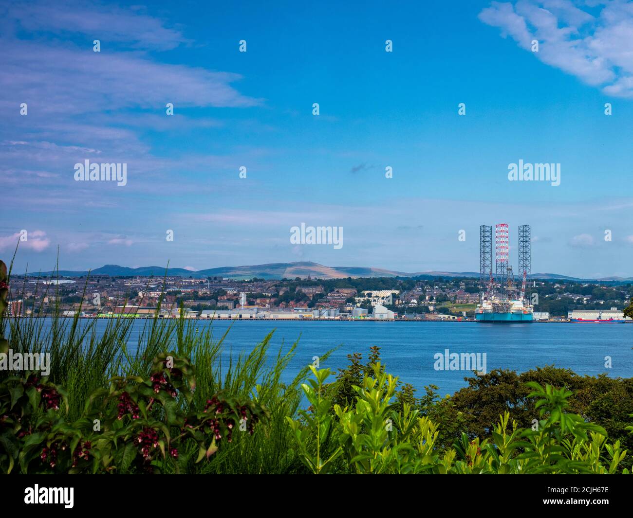 Vue sur Dundee de l'autre côté de la rivière Tay, Écosse, Royaume-Uni Banque D'Images