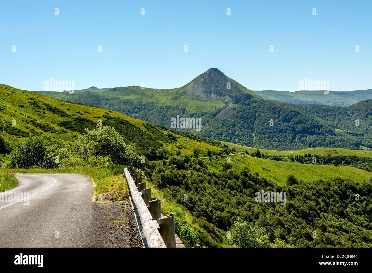 Le Puy Griou dans le Parc naturel régional des volcans d'Auvergne, Cantal, Auvergne Rhône Alpes, France Banque D'Images