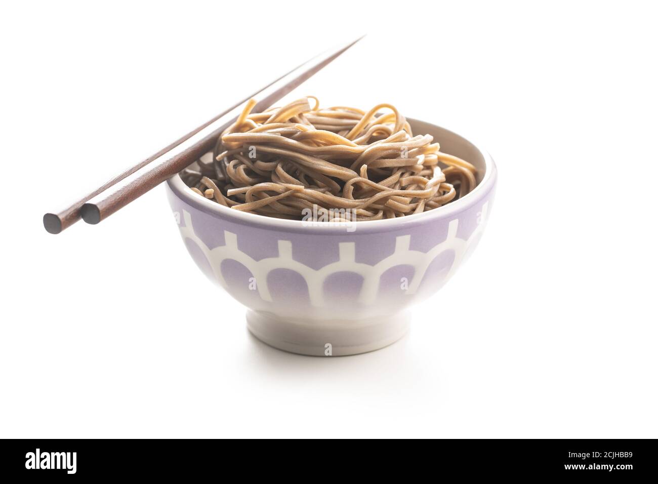 Nouilles soba cuites. Pâtes asiatiques traditionnelles dans un bol isolé sur fond blanc. Banque D'Images