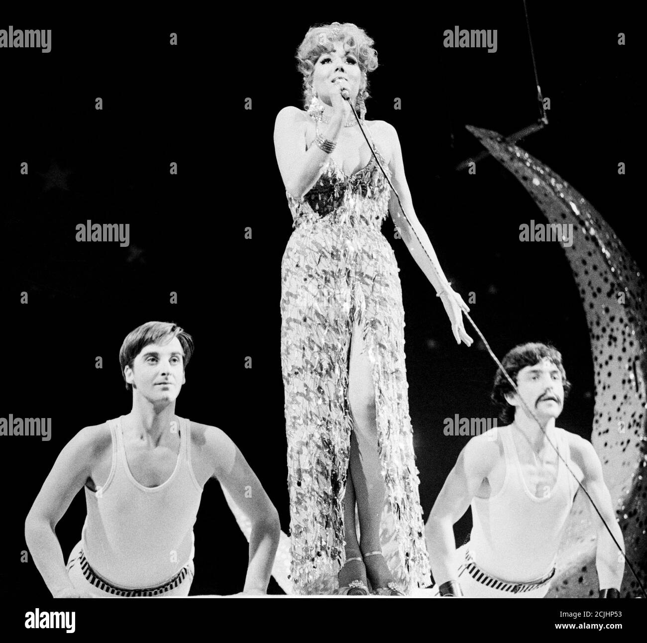 Diana Rigg (Dorothy Moore / Dottie) dans LES PULLS par Tom Stoppard au Théâtre national (NT) au Old Vic , Londres 02/02/1972 ensemble design: Patrick Robertson costumes: Rosemary Vercoe éclairage: Robert Bryan & Leonard Tucker réalisateur: Peter Wood Banque D'Images