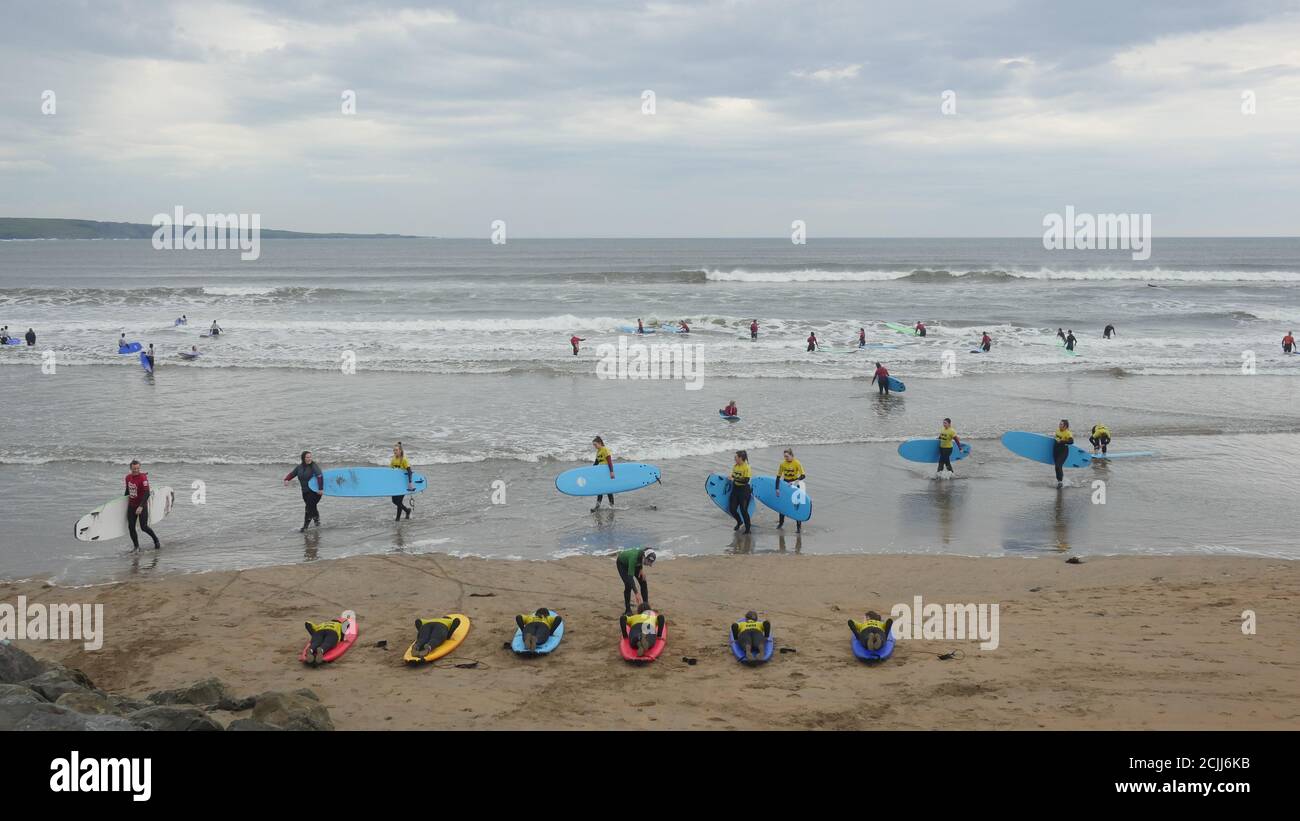 École de surf le long de la côte atlantique.les jeunes surfeurs reçoivent une leçon sur la plage à la fin de l'été Banque D'Images
