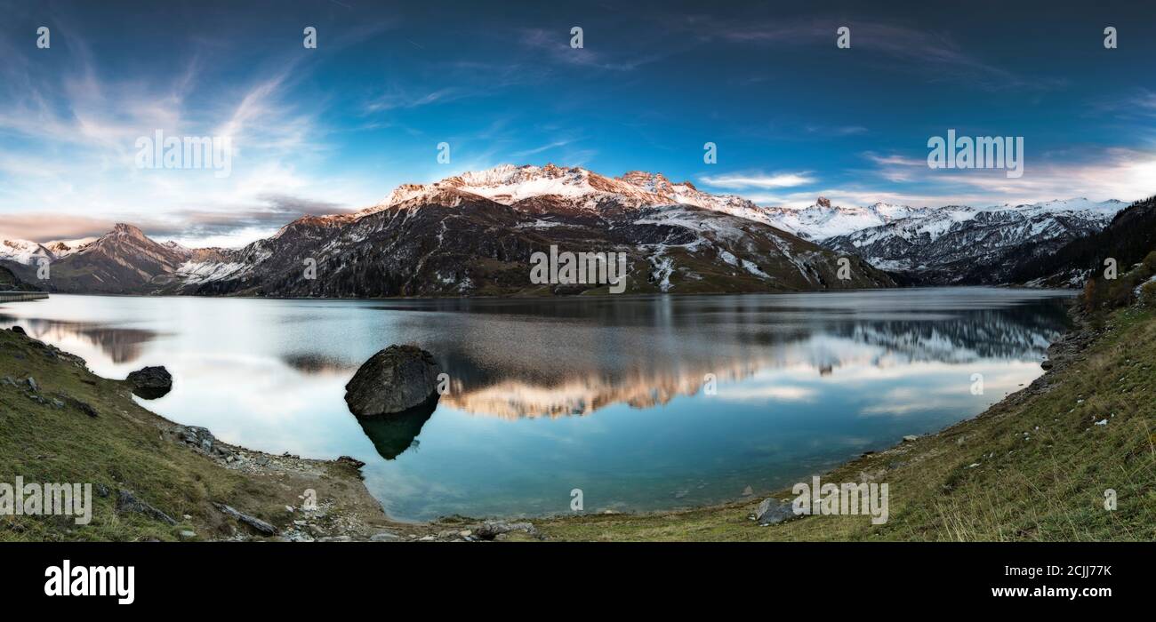 Lac dans les Alpes françaises. Reflet des montagnes enneigées en automne Banque D'Images