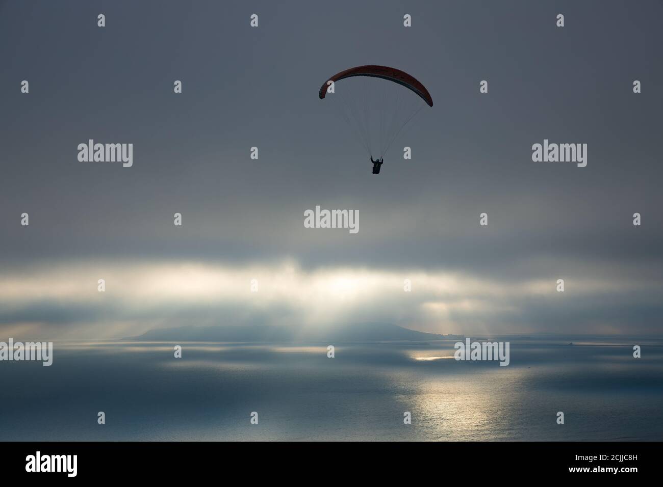 Un parapente au-dessus de Ringstead Bay avec Portland Beyond, Jurassic Coast, Dorset, Angleterre, Royaume-Uni Banque D'Images