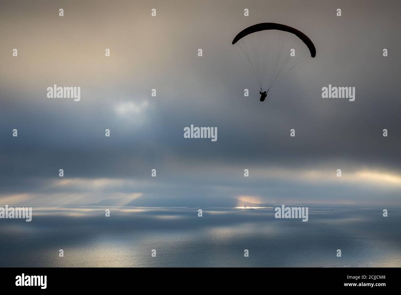 Un parapente au-dessus de Ringstead Bay avec Portland Beyond, Jurassic Coast, Dorset, Angleterre, Royaume-Uni Banque D'Images