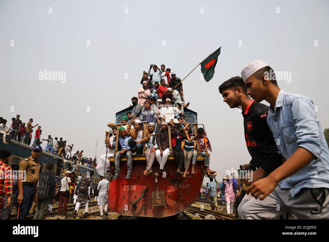 Un train surpeuplé quitte la gare de Tongi après la dernière réunion de prière de 'Bishwa Ijtema', la congrégation mondiale des musulmans, sur les rives du Turag, près de Dhaka, au Bangladesh, le 19 février 2019. REUTERS/Mohammad Ponir Hossain Banque D'Images