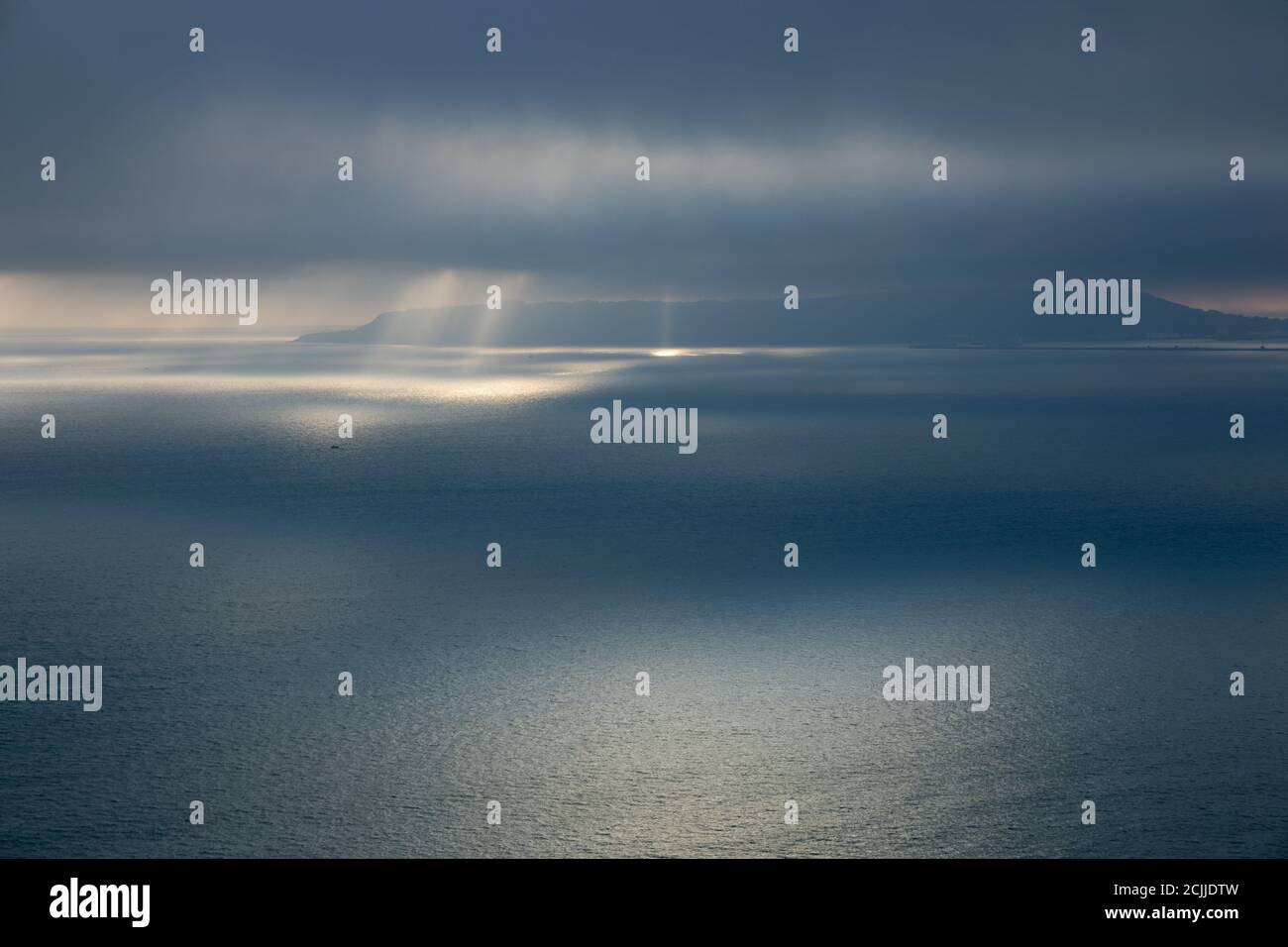Un bateau solitaire au large de Portland, Dorset, Angleterre, Royaume-Uni Banque D'Images