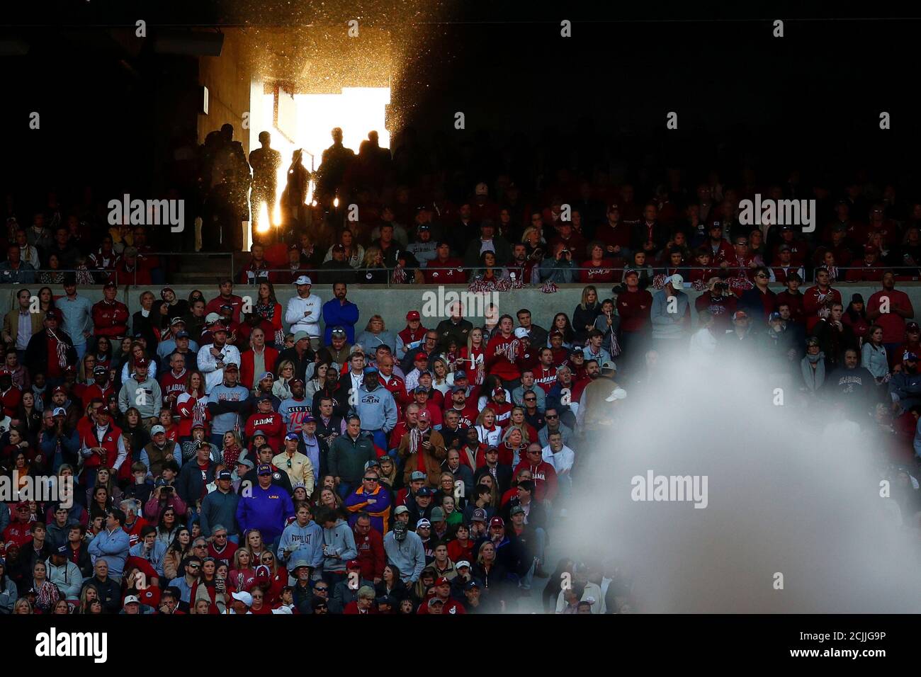 La lumière du soleil brille à travers un tunnel pendant la N.C.A.A. Match de football de la Division I entre l'Université d'État de Louisiane et l'Université d'Alabama au stade Bryant-Denny à Tuscaloosa, Alabama, États-Unis, le 9 novembre 2019. REUTERS/Tom Brenner Banque D'Images