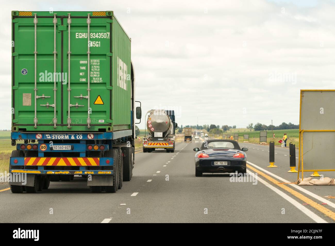 Camions, voitures, véhicules sur l'autoroute, autoroute dans la province de Gauteng, Afrique du Sud pendant une circulation de jour de semaine occupée Banque D'Images