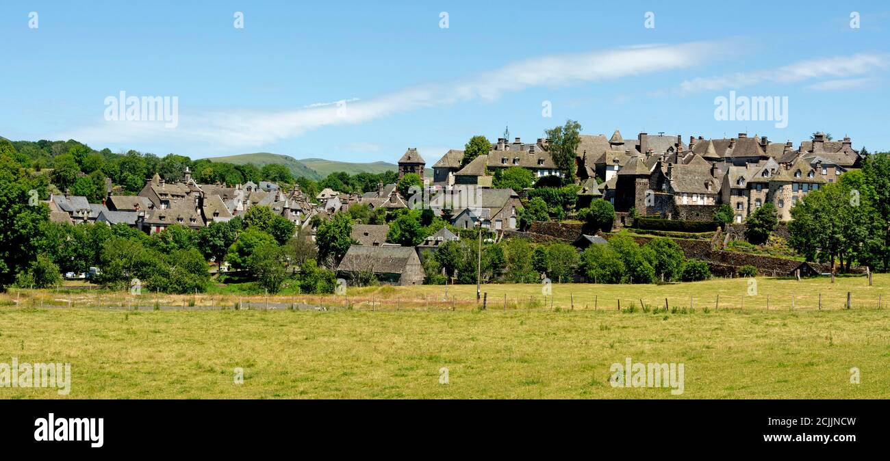 Salers labellisés les plus beaux villages de France, vue sur la cité médiévale, département du Cantal, Auvergne Rhône Alpes, France Banque D'Images