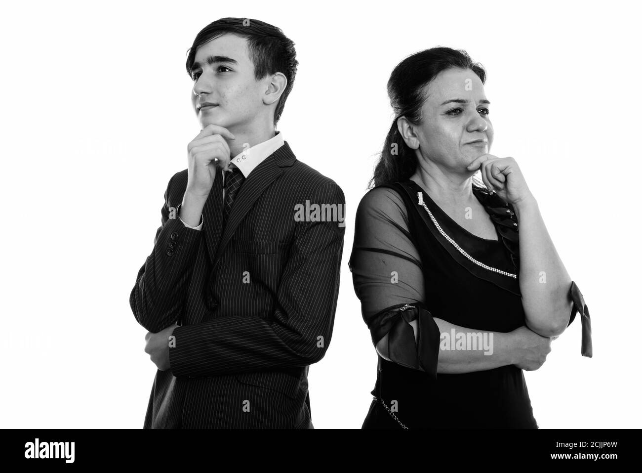 Studio de photo de jeune homme d'affaires persan adolescent et de Perse mature femme pensant ensemble Banque D'Images