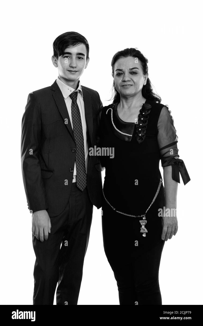 Studio de photo de jeune homme d'affaires persan heureux adolescent et mature Femme persane souriant tout en se tenant ensemble Banque D'Images