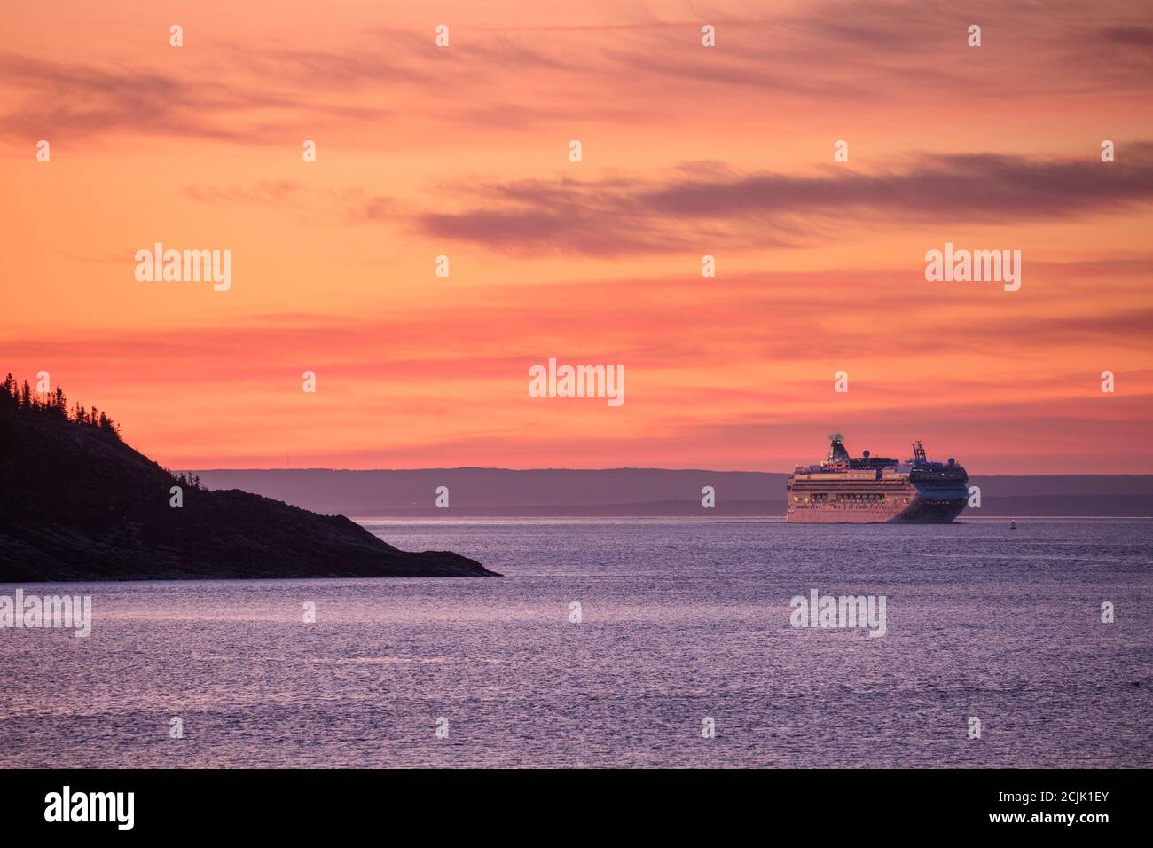 Un bateau de croisière dans l'estuaire du Saint-Laurent au large de Tadoussac à l'aube, sur le point d'entrer dans le fjord du Saguenay, Québec, Canada Banque D'Images