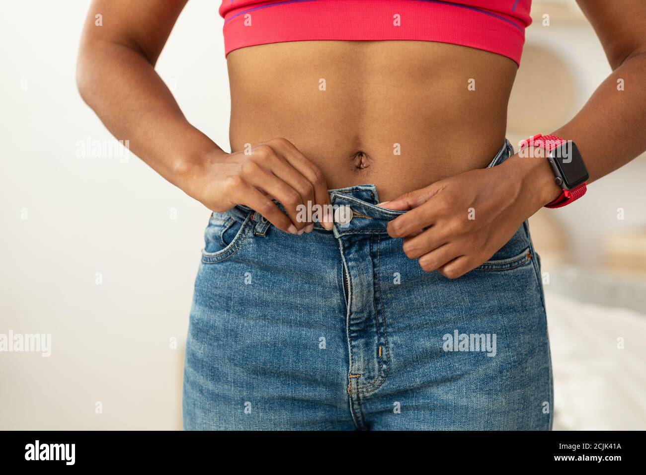 Black Girl After Weight Loss Fesses Skinny Jeans à l'intérieur, court Banque D'Images