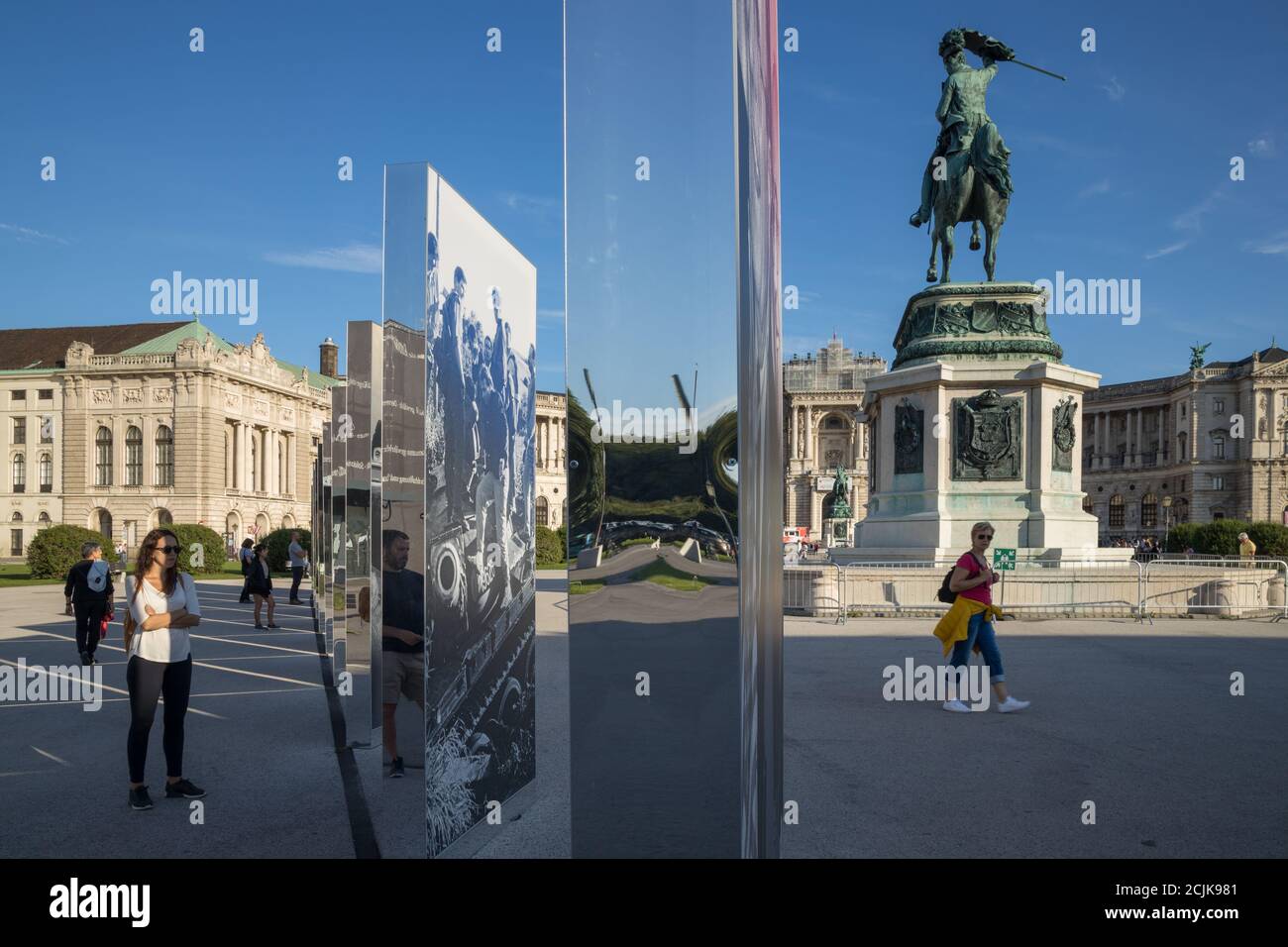 Une exposition à Heldenplatz "la fin d'une Europe divisée", avec la statue de Franz Joseph et de la Hofburg, Vienne, Autriche Banque D'Images