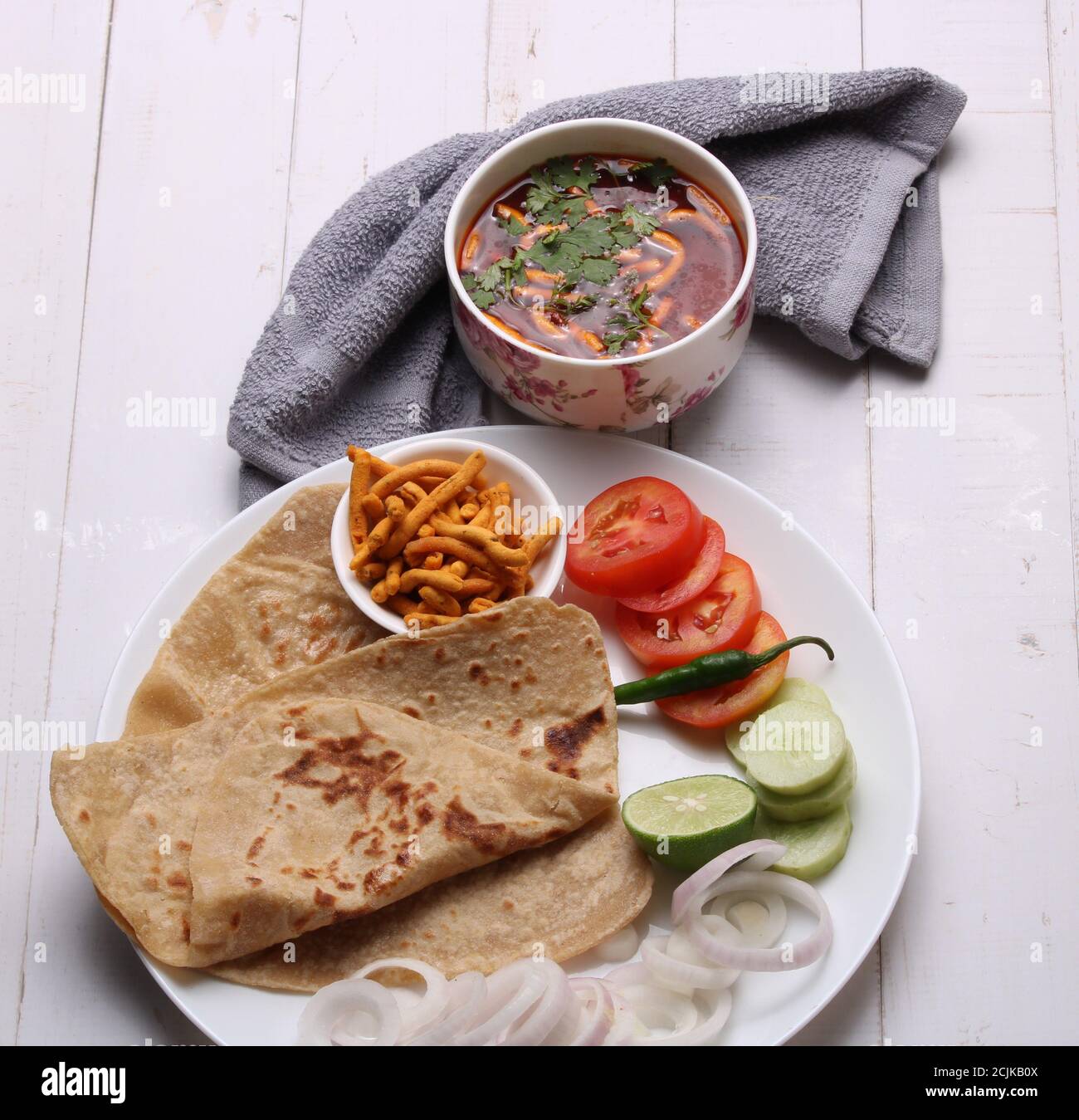 Dhaba style Sev bhaji/sabzi/curry fait en curry de tomate avec gathiya shev, servi avec chapati/ roti. Banque D'Images