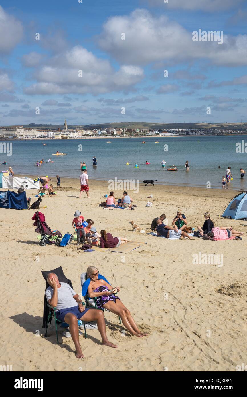 Vacanciers sur la plage, Weymouth, Jurassic Coast, Dorset, Angleterre, Royaume-Uni Banque D'Images