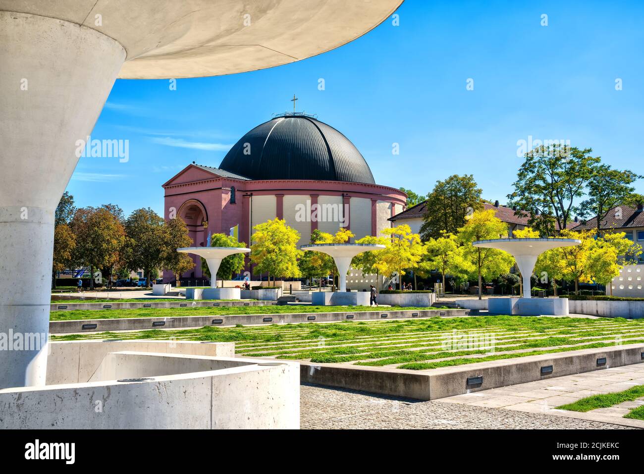 Vue depuis le parc du Staatstheater jusqu'à l'église Saint-Ludwig (Katholische Pfarrkirche St. Ludwig) à Darmstadt, en Allemagne Banque D'Images