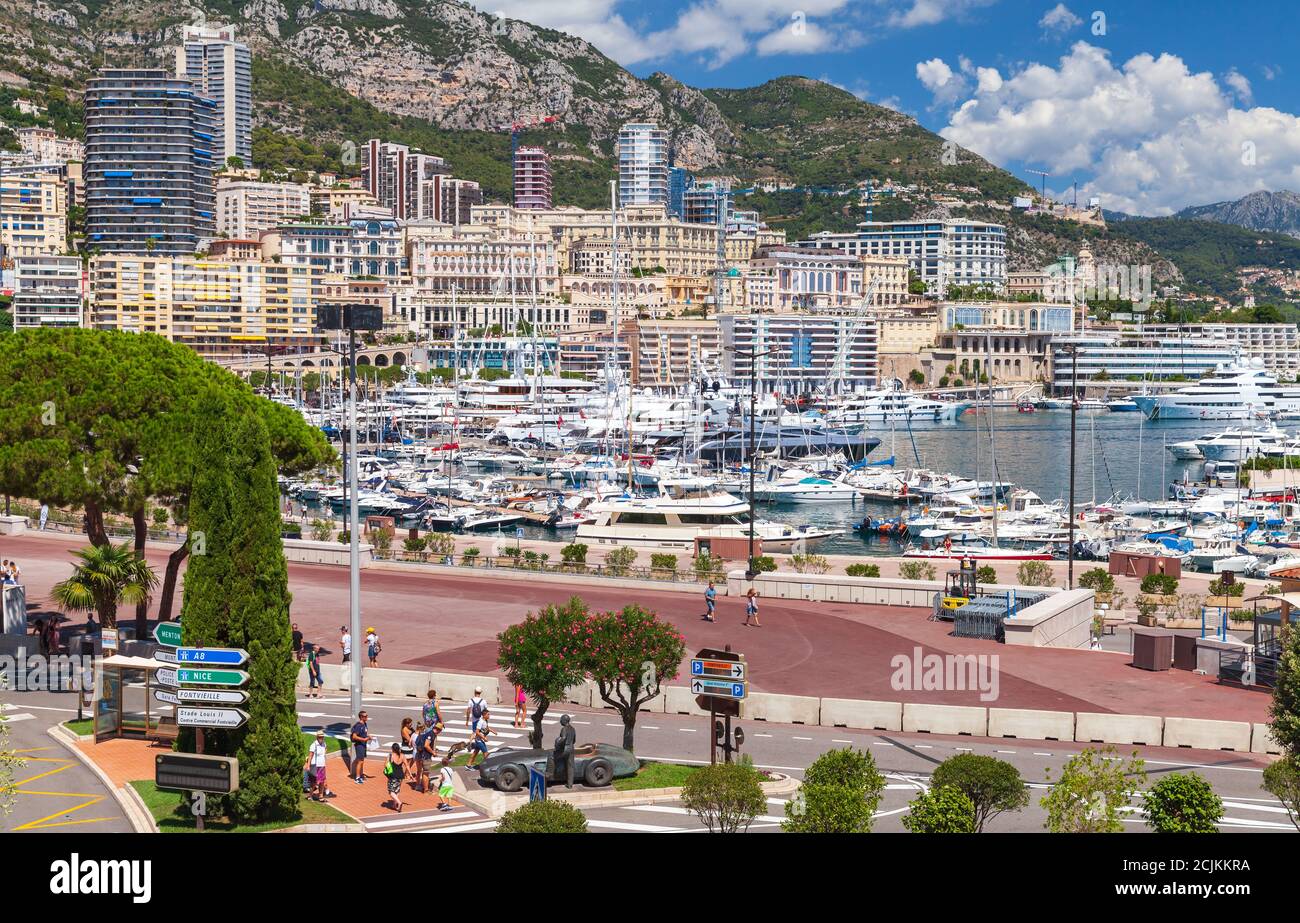 Monte Carlo, Monaco - 15 août 2018 : vue sur le port Hercule le jour d'été ensoleillé. Les touristes marchent dans la rue Banque D'Images