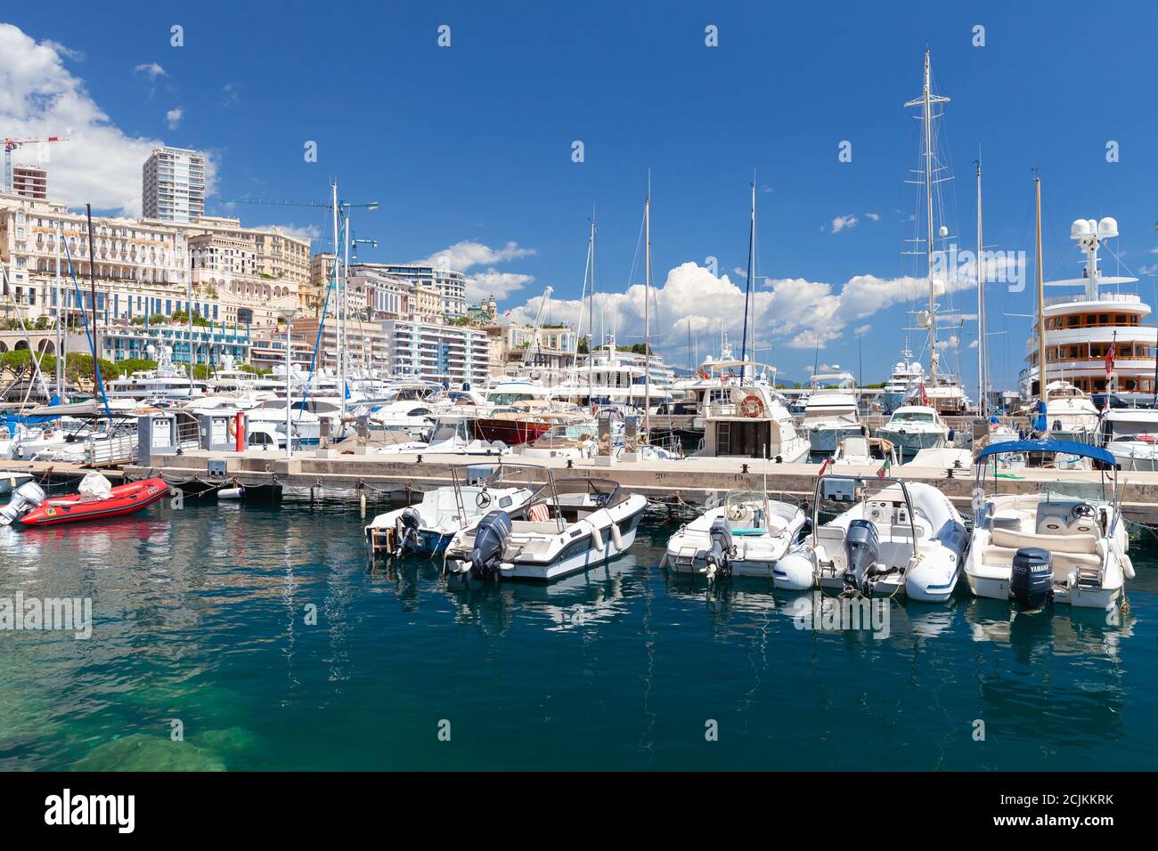 Monte Carlo, Monaco - 15 août 2018 : vue sur le port Hercule le jour d'été ensoleillé. Les yachts et les bateaux de plaisance sont amarrés dans la marina Banque D'Images