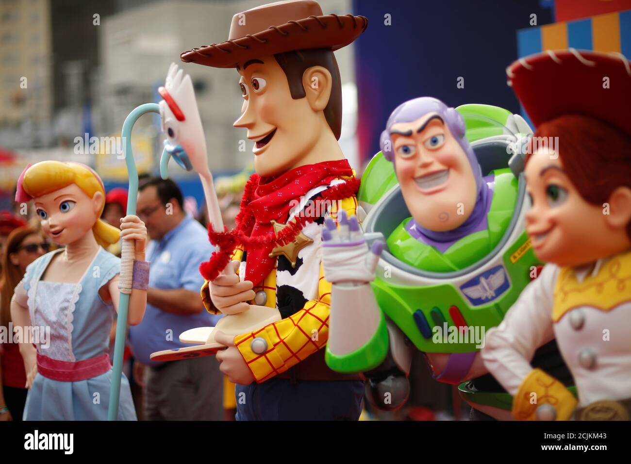 Des personnes en costume comme Bo peep, Woody, Forky, Buzz Lightyear, et Jessie sont vues à la première pour 'Toy Story 4' à Los Angeles, Californie, États-Unis, le 11 juin 2019. REUTERS/Mario Anzuoni Banque D'Images