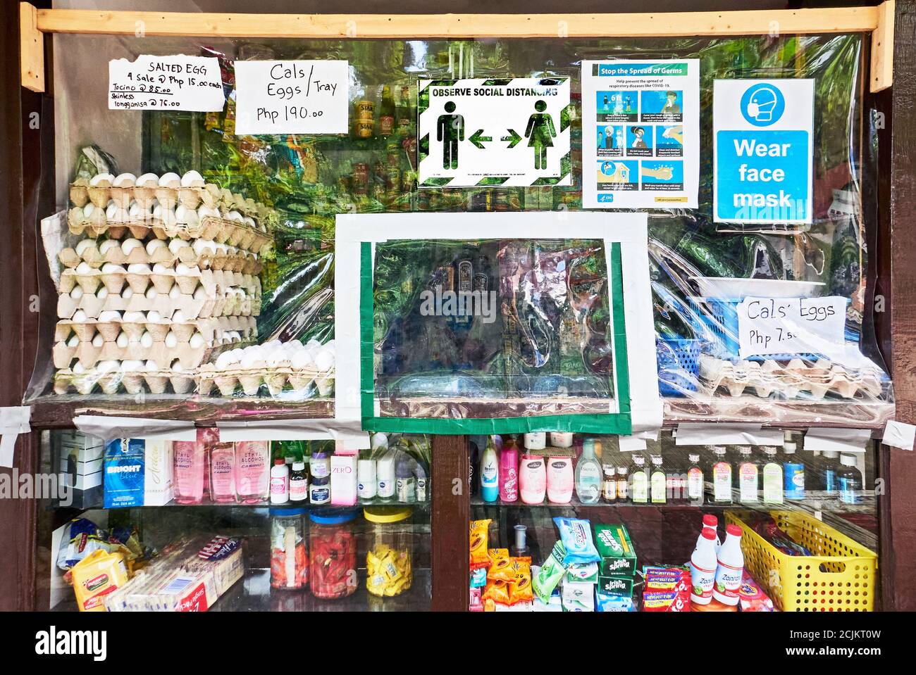 Installation d'un écran en plastique comme protection contre le virus corona à un comptoir d'un magasin philippin traditionnel sari-sari, île Boracay, Philippines, Asie Banque D'Images
