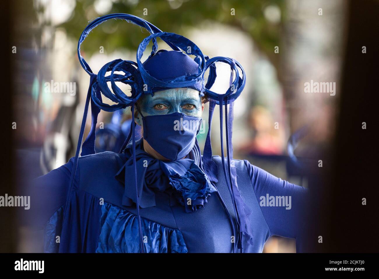 Interprète en costume à la « Marine extinction March », manifestation de la rébellion de l'extinction, Parliament Square, Londres, 6 septembre 2020 Banque D'Images