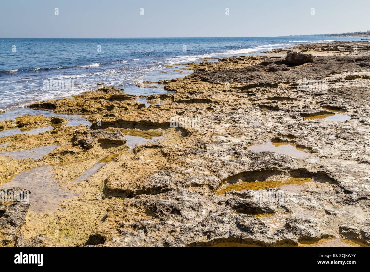 Les vagues s'écrasant contre les rochers de la côte des Pouilles près de Bari Banque D'Images